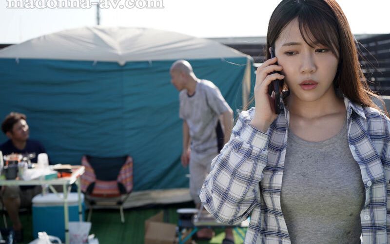 もう我慢汁出てるの？超美人の奥さんとキャンプ場のテントの中で乱交不倫プレイ☆