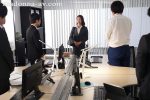 スレンダー体型な女上司を求める部下の男！部下のビンビン肉棒で本気イキ！！