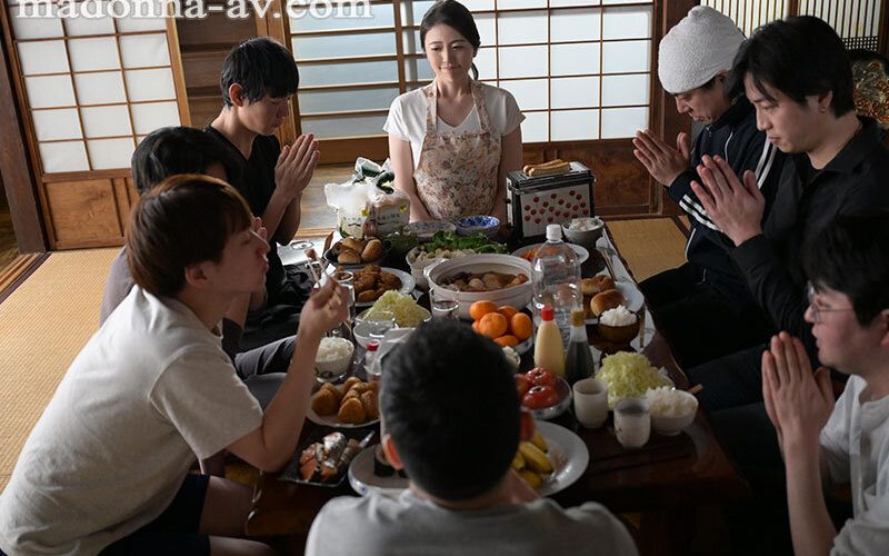 エッチなお母さんはこんな乱交セックス当たり前なのか！？発情状態で濡れ濡れおマ○コになっちゃう愛液塗れのお母さん