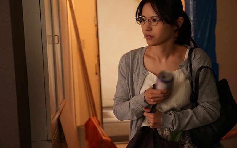 ※肉体労働者の性奴隷※メガネで美しい人妻を取り囲む肉体労働者たち！！