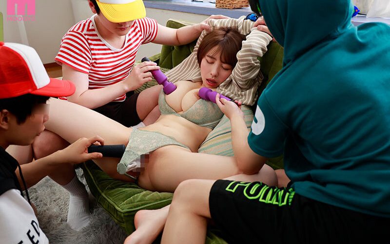 おマ○コ弄られシタくなっちゃったの♪美しいデカパイ叔母さんと過激ハメセックス撮影する悪いヤツらｗ