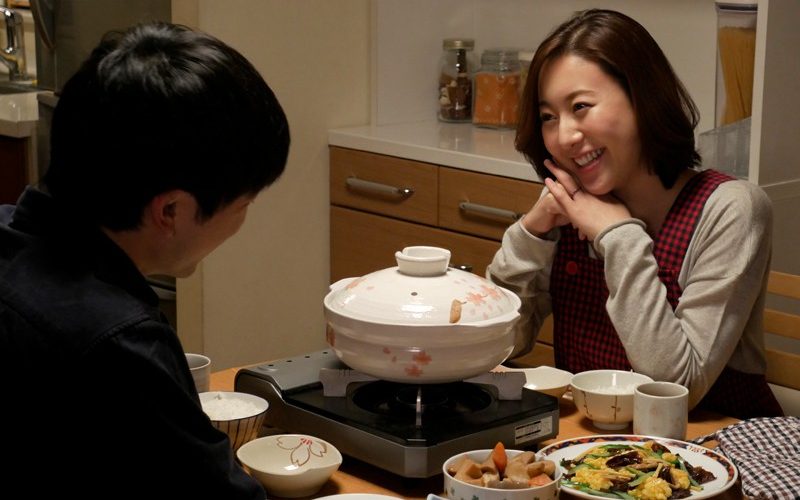 おマ○コはめられスンゴイ昂奮！ポロンとち〇こ出す極上の痴女妻とナカダシSEX